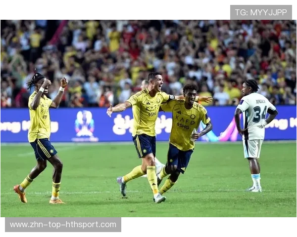 利雅得胜利边路传中,C罗跑位精准